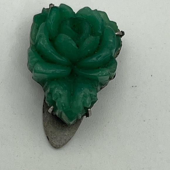 Green carved flower rose shaped stone silver tone vintage dress clip antique - Picture 15 of 16